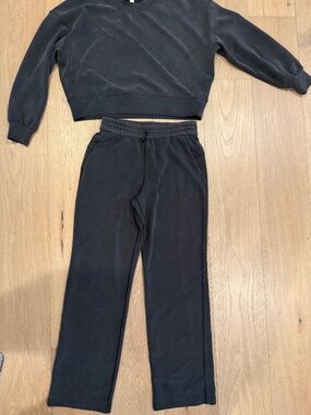 Size 6 Lululemon Softstreme cropped crew neck and high rise pant set.